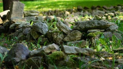 Detail des Labyrinths hinter dem Haus der Stille